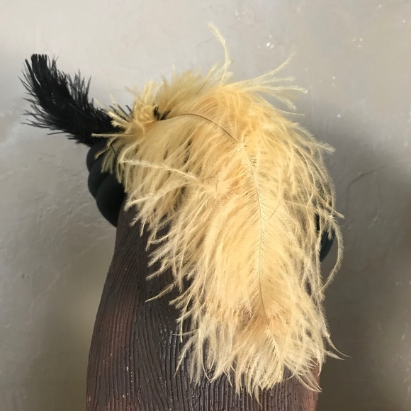 CHIC 1940s GREEN FELT TILT HAT WITH BLACK AND YELLOW OSTRICH FEATHERS main image 11